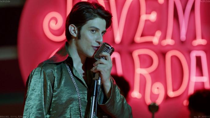 Chay Suede transforma Erasmo Carlos no galã da Jovem Guarda em filme focado na amizade com Roberto Carlos