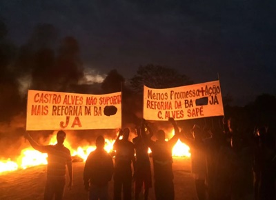 Manifestação bloqueia pistas da BR-242, entre Castro Alves e Sapeaçu