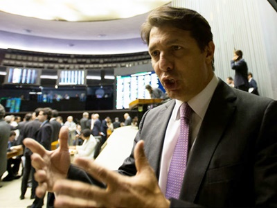 "Privilégio é se aposentar com dois mandatos", diz Arthur Maia