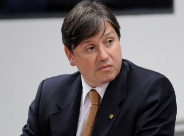 Filmado recebendo bolsa com dinheiro, Loures chega ao Brasil