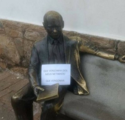 Estátua de Tancredo Neves amanhece com placa: 'Vergonha dos meus netinhos'