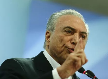 'Renunciar seria admissão de culpa. Se quiserem, me derrubem', diz Temer a jornal
