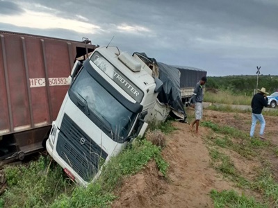 Castro Alves: Caminhão bitrem colide em trem e descarrila vagões; confira fotos!