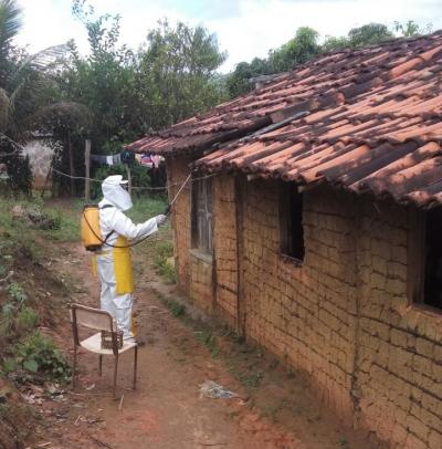 Agentes de endemias fazem combate aos vetores da doença de Chagas em Mutuípe