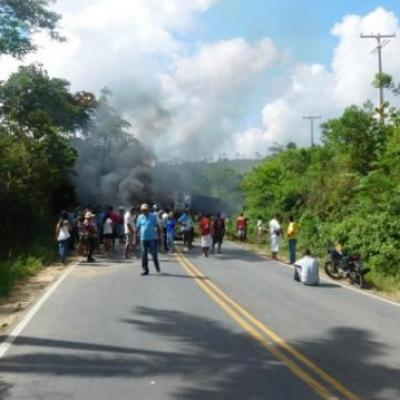 Em protesto que pede redutor de velocidade, Moradores de Mutuípe interditam BA 420