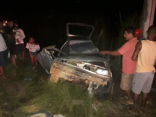 Condutor perde o controle de veículo e bate em poste na BR-420 em Mutuípe