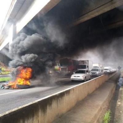 Caminhoneiros protestam contra alta do diesel e fecham rodovias na Bahia