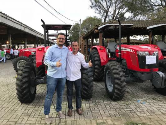Prefeito Digão recebe dois tratores através de emendas de Bebeto e Lídice da Mata