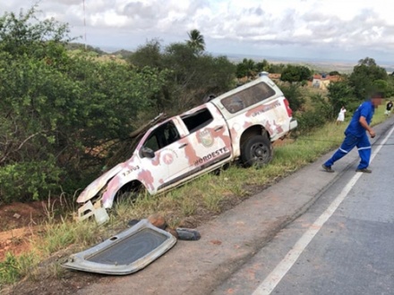 Viatura da PM capota ao desviar de caminhão que seguia pela contramão entre Tucano e Ribeira do Pombal