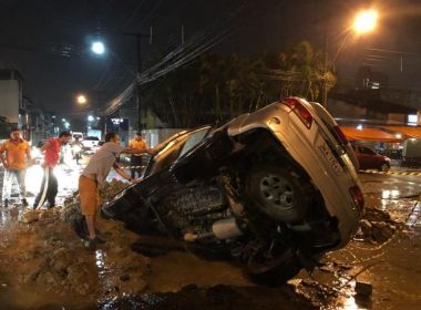 Itabuna: Caminhonete é 'engolida' por cratera aberta por empresa de abastecimento local