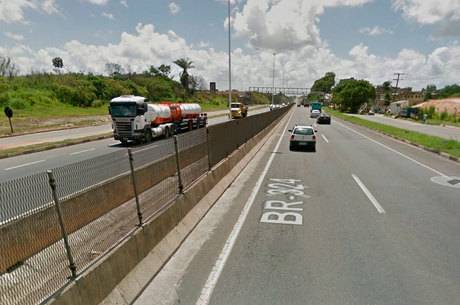 Carro pega fogo na BR-324 e deixa congestionamento de 5 km