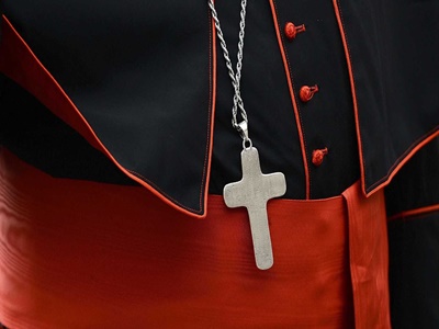 Disque-denúncia para vítimas de padres recebeu 400 chamadas em 6 dias