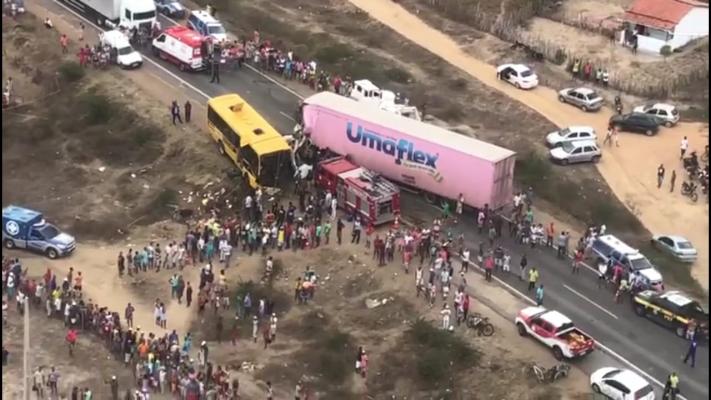 Ultrapassagem pode ter causado acidente com 5 mortos