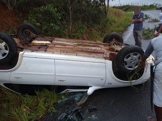 Carro capota na BA-540 entre Amargosa e Mutuípe