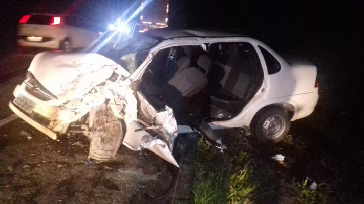 Homem morre e mulher fica ferida após batida frontal na BA; veículos ficam destruídos e um deles perdeu portas