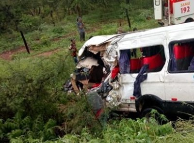Riachão das Neves: Três morrem em colisão de carreta com van na BR-135