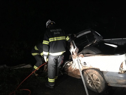 Homem morre e três pessoas ficam feridas após caminhonete colidir com duas carretas no oeste da BA