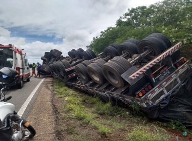 Brumado: Carreta de empresa tomba em trecho da BR-030