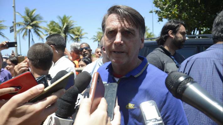Bolsonaro critica licença ambiental e afirma que atrapalha obras